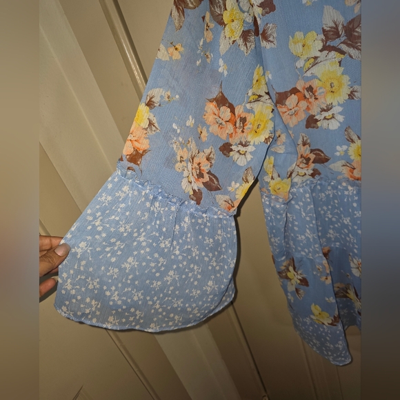 EST 1946 "Cato" Light Blue Floral V-Neck Tiered Peasant Top - Picture 3 of 9